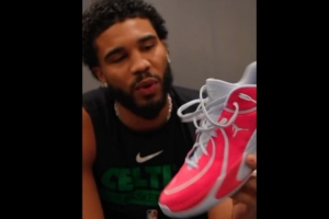 恢復(fù)神速！塔圖姆上腳粉色JT4 開始進(jìn)行有球訓(xùn)練