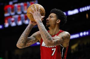 阿德巴約：我對(duì)韋爾很?chē)?yán)厲 因?yàn)槲沂枪估漳穾С鰜?lái)的兵