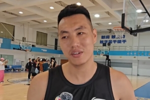 怎么幫趙睿融入球隊(duì)呢？方碩：還用我?guī)退麊幔克侥膬憾甲詠?lái)熟