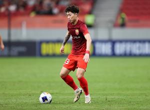 記者：傅歡踢左邊翼衛(wèi)很難受，在日本球員面前感覺像不會(huì)踢球