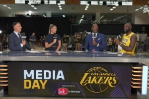 湖人記者問詹姆斯明年媒體日能否再見面？詹姆斯笑答：也許吧