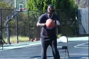 缺席訓練亮相直播間!老詹打趣：別讓我認真打球 我還在傷病名單里