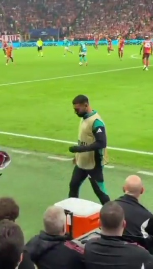 歡迎來到地獄！加拉塔薩雷爆發(fā)巨大噓聲，薩拉赫抵擋不住捂耳朵