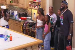 經(jīng)典復(fù)刻??！詹姆斯做客網(wǎng)紅直播間 依舊Taco Tuesday?。?！~~~