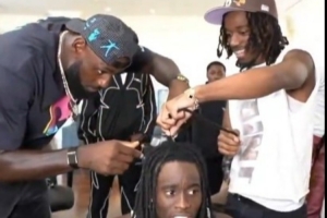 詹姆斯親手為凱-塞納特剪掉臟辮 慶祝后者社媒訂閱人數(shù)破百萬！