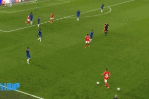 扳平心切！98分鐘場內(nèi)出現(xiàn)兩顆皮球，穆里尼奧急忙進(jìn)場踢走一球