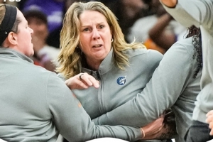 因不滿判罰追逐辱罵裁判！里夫被罰WNBA歷史最大罰單15000美元！