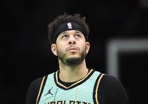 絕了??小庫(kù)里被庫(kù)明加防住50萬 鄧總利用規(guī)則“繞行”工資帽