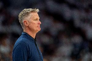 鄧?yán)S：我當(dāng)然希望科爾能長(zhǎng)期留隊(duì) 只要他愿意隨時(shí)可以續(xù)約！