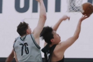 開(kāi)拓者官方曬楊瀚森對(duì)抗后絲滑轉(zhuǎn)身高難度反手上籃：厲害啊！