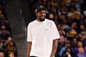 美女主持：你看起來很開心 杜蘭特：我一直這么開心啊