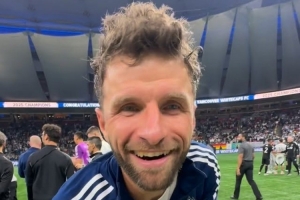 ??穆勒達成職業(yè)生涯300球里程碑，賽后獲贈紀念蛋糕