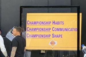 隊(duì)記曬湖人訓(xùn)練營(yíng)場(chǎng)邊標(biāo)語：冠軍習(xí)慣 冠軍溝通 冠軍狀態(tài)