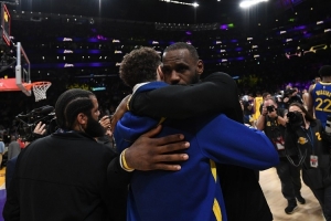 克萊一開始和詹姆斯搭檔會(huì)超過目前成就嗎？楊毅：不會(huì) 也就是JR