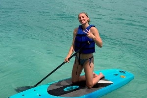 又美又颯！佩奇在社媒曬海邊度假美照 秀燒烤技藝