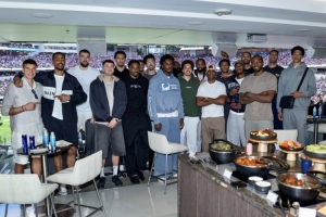 團(tuán)建活動(dòng)！快船全隊(duì)一起觀看橄欖球比賽 并拍合影留念