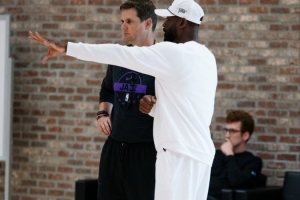 爵士曬訓(xùn)練營(yíng)照片：德隆&球隊(duì)小股東韋德現(xiàn)身 貝利&樂福在列