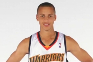 勇士眾將看庫(kù)里新秀照 庫(kù)里：希望這家伙會(huì)驕傲17年后他變成了我