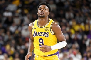 布朗尼：我感覺(jué)更加游刃有余了 尤其是打有球及攻防戰(zhàn)術(shù)時(shí)