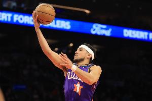 小試牛刀！布克三節(jié)19中8拿下24分2板7助1帽 正負(fù)值+22