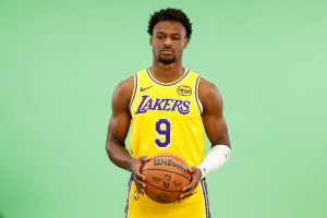 馬?。汉饲騿T除小里外都沒(méi)準(zhǔn)備好 布朗尼&克內(nèi)克特依舊板凳末端