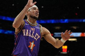 得分組織一把抓！布克半場小試牛刀 9投4中得14分2板5助