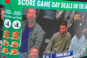 業(yè)余生活豐富！穆勒社媒曬觀看冰球比賽照片：感謝邀請(qǐng)