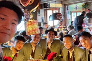 拜仁曬球員參加慕尼黑啤酒節(jié)照片：伊藤洋輝、金玟哉出鏡