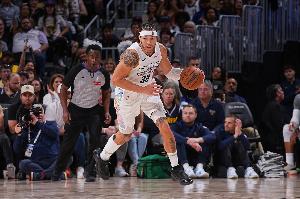 狀態(tài)火熱！戈登半場4中4&罰球6中5砍下14分 另有3板1助