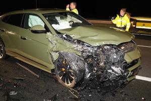 死里逃生！荷蘭前國(guó)腳遭遇4車連環(huán)車禍，百萬蘭博基尼直接報(bào)廢