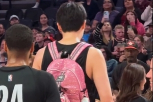 找自己~楊瀚森曬出自己背小書包跳舞視頻：????Nice!