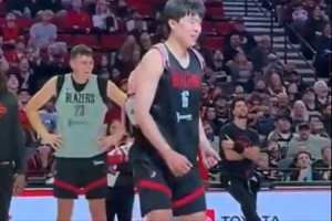 背書包學跳舞！媒體人：楊瀚森融入得不錯 在球迷面前有親和力