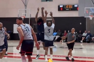 互不相讓！哈登面對保羅飚進三分 后者底角空位回敬一球