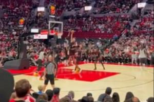 想什么呢？開拓者后衛(wèi)單手欲挑戰(zhàn)楊瀚森 小楊大帽拒絕+長傳格蘭特