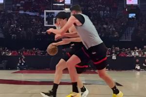 腳步很秀~開拓者球迷嘉年華：楊瀚森拿球虛晃 單打克林根拿下兩分