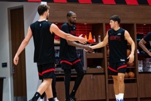 火箭官推曬訓(xùn)練營(yíng)第4日：KD擊掌謝潑德 卡佩拉與亞當(dāng)斯相擁