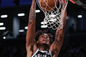 開發(fā)三分球了？克拉克斯頓上半場7中5砍11+8 外線1中1