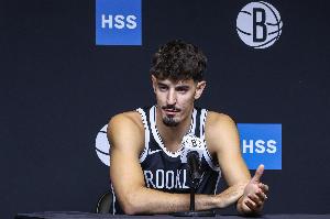 略顯稚嫩！薩拉夫半場10分鐘5犯 3中1僅拿2分3助