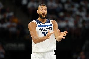 步調(diào)一致！狼隊(duì)四主力戈貝爾&里德&迪文&麥丹皆打滿首節(jié)再未登場(chǎng)