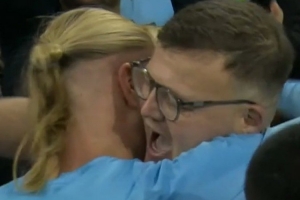 親切互動！哈蘭德賽后送球衣，球迷激動擁抱+獻(xiàn)吻