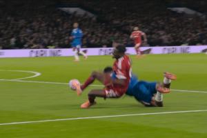 前裁判:伊薩克對詹姆斯犯規(guī)在先 索博接觸不足以讓加納喬彈射出去