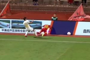 仍無法杜絕危險？國際足聯(lián)規(guī)定：廣告牌距離邊線至少需1米