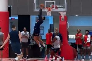 新賽季吃餅吃到吐警告??登哥被包夾送妙傳 科林斯輕松雙手背扣