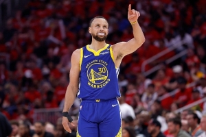 為庫(kù)里贏在當(dāng)下！勇士放棄雙時(shí)間線 所有運(yùn)作皆圍繞這位傳奇展開(kāi)