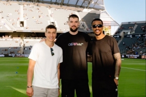 忙里偷閑！祖巴茨&博格丹&柯林斯觀看同城球隊洛杉磯FC比賽！