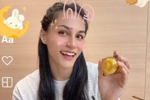 迪拉娜曬照：須臾之間 又是一年 月亮慢慢變圓 事事慢慢如愿??