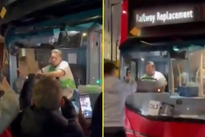 英媒：公交司機(jī)上班穿利物浦球衣被切爾西球迷圍攻，之后他被解雇