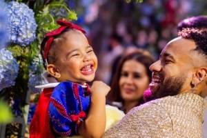 內(nèi)馬爾為女兒慶祝2歲生日，巴媒此前報(bào)道稱(chēng)他花64萬(wàn)歐辦生日派對(duì)