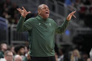 可不是開玩笑的！雄鹿全場20人獲出場機(jī)會兌現(xiàn)里弗斯賽前承諾