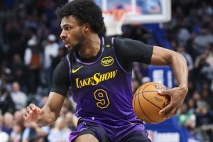 夸梅：布朗尼突破時(shí)不會(huì)用肩膀占據(jù)空間 你需要學(xué)學(xué)尼克斯的控衛(wèi)